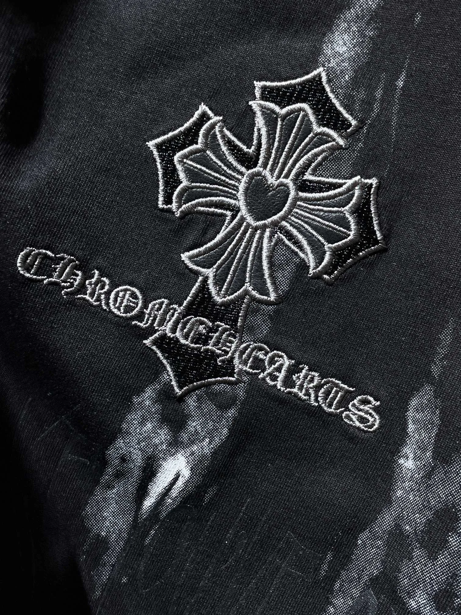 P164 New Chrome Hearts 24ss for summer. High-weight, environmentally friendly, high-quality top-grade fabric. 280g. Crocodile hoof embroidery, overlapping cross, spray-printed short sleeves. Imported environmentally friendly glue printing and dyeing. Counter synchronization. 1:1 replica version. Recommended color: black white. Size: S, M, L, XL